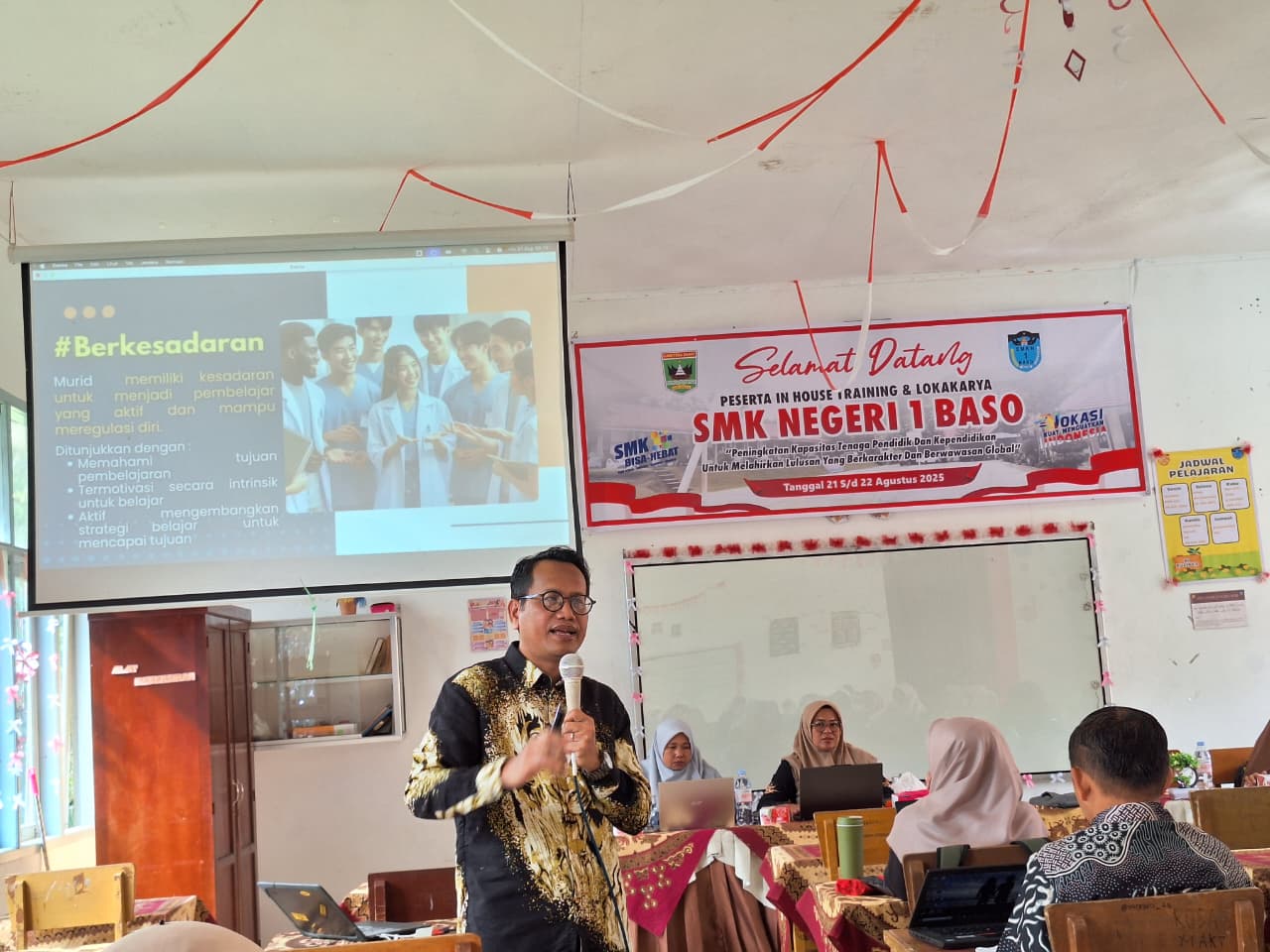 Pengawas SMK Disdik Sumbar, Armen. S. Pd, SST. Par, M. Si saat menjadi pemateri pada In House Training (IHT) dan lokakarya SMK Negeri 1 Baso, di ruang serba guna SMK Negeri 1 Baso